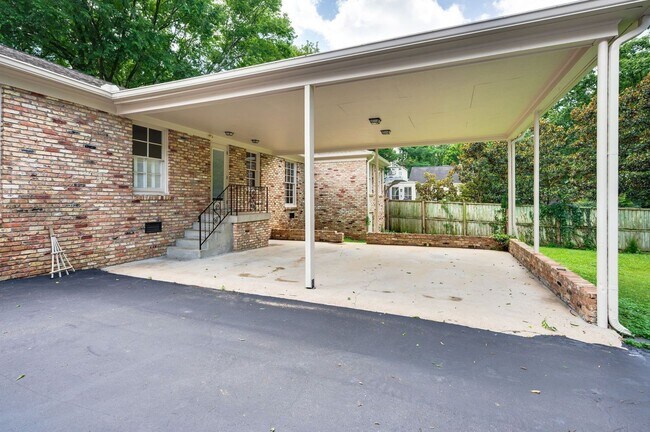 Building Photo - Charming 3BR/2.5BA Ranch-Style Home in the...