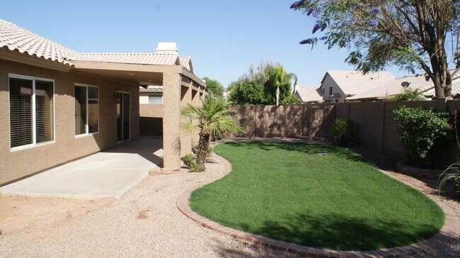 Building Photo - 871 W Horseshoe Ave