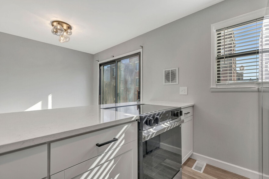 Building Photo - 2410 Grandview Ave