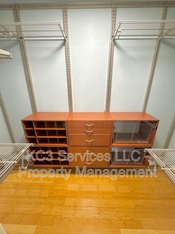 Building Photo - 615 E 101st Ter