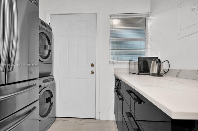 Building Photo - 1750 NE 191st St