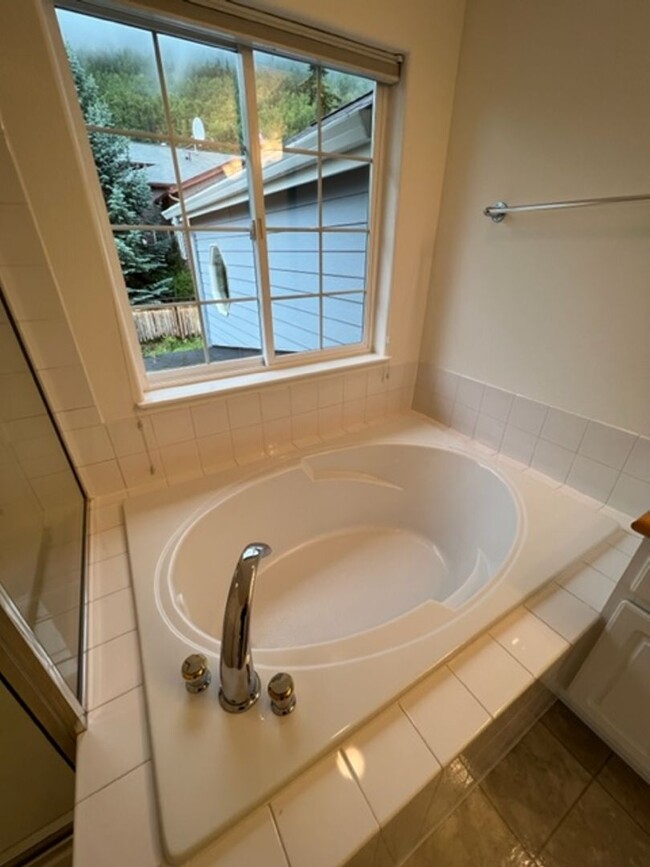 Building Photo - Beautiful 4 Bedroom Eagle River Home!