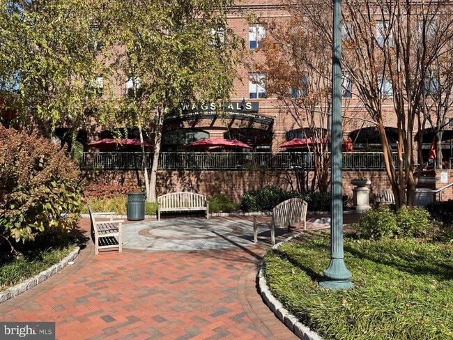 Building Photo - 3291 Sutton Pl NW