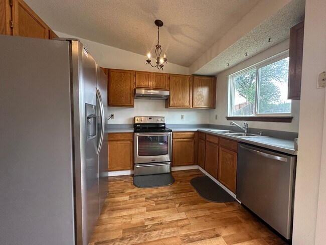 Building Photo - 3 Bed 2 Bath Home Minutes From Fort Carson...