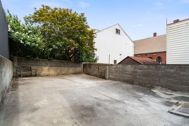 Building Photo - Luxury 3 bed 2 bath, large courtyard, amaz...