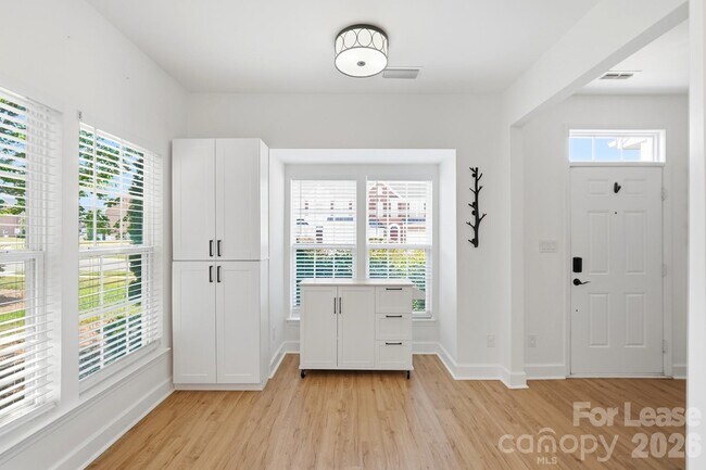 Building Photo - 4084 Holly Villa Cir