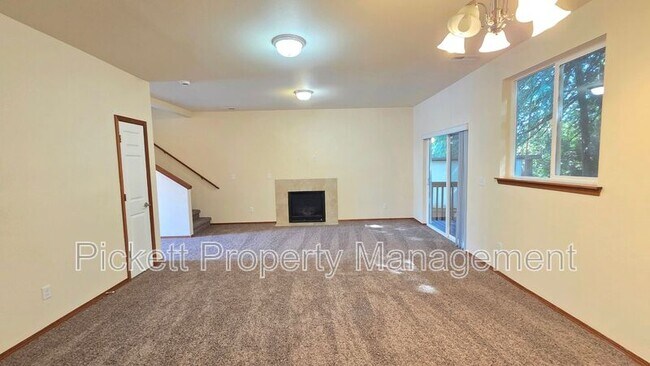 Building Photo - 6710 Takota Pl NE