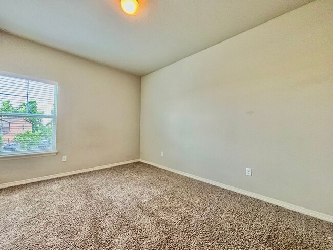 Building Photo - Beautiful 3 bed, 3 bath Townhome in West W...