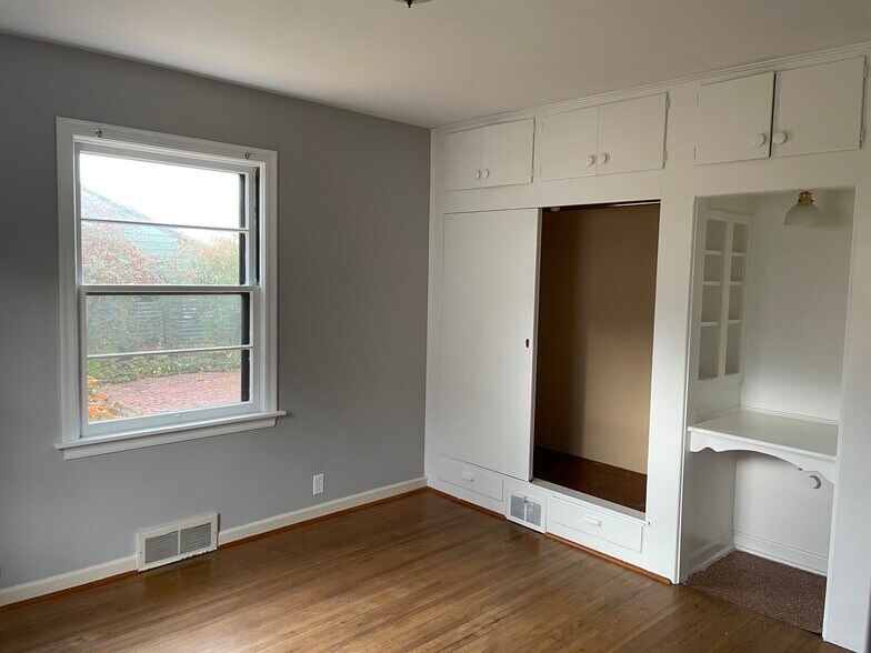 Building Photo - 526 Bank St