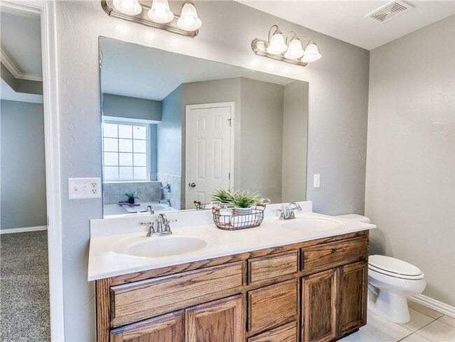 Building Photo - Beautiful Three Bedroom in South Norman!