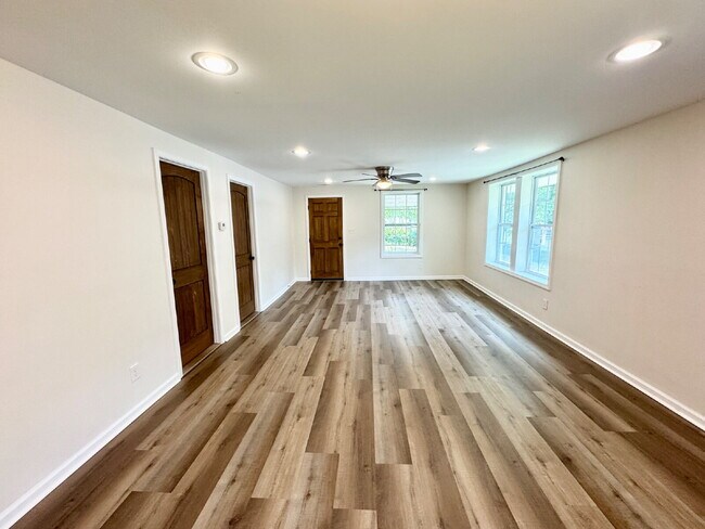 Building Photo - 2 bedroom, 1 bathroom in Seneca