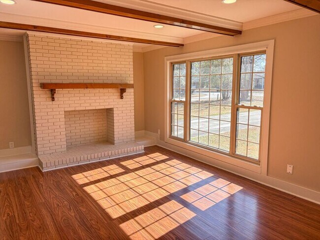 Building Photo - 14 Laurie St