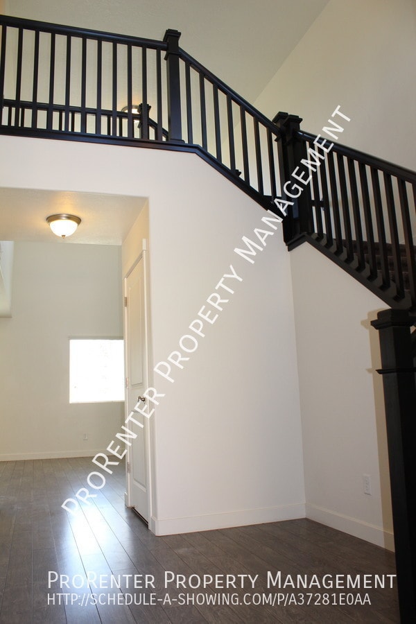 Building Photo - 1045 Stonehaven Dr