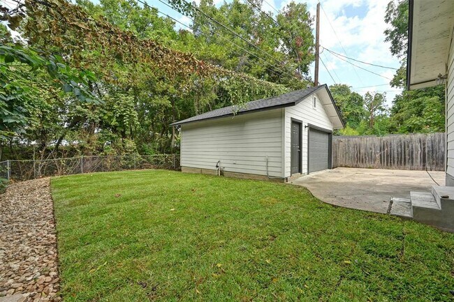 Building Photo - 2200 Rountree Dr
