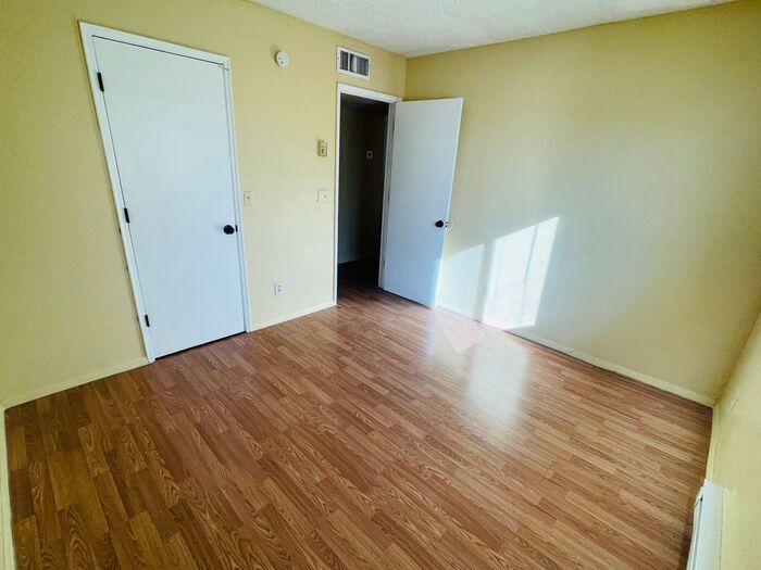 Building Photo - 330 E Corona Rd