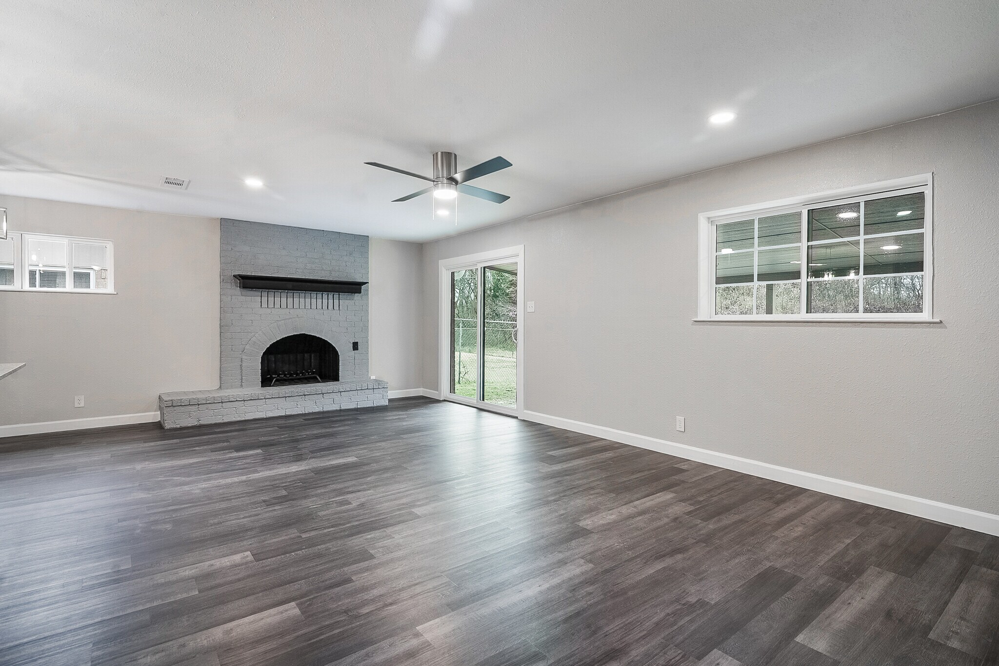 Building Photo - 813 S Valentine Dr