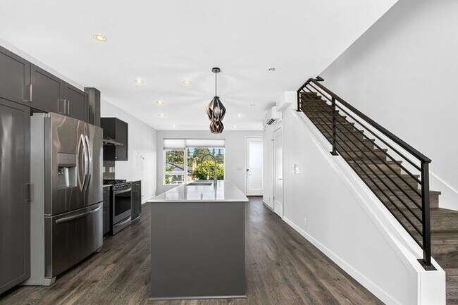 Building Photo - ULTRA-MODERN Air Conditioned Townhome in Beacon Hill (1st Month Free)