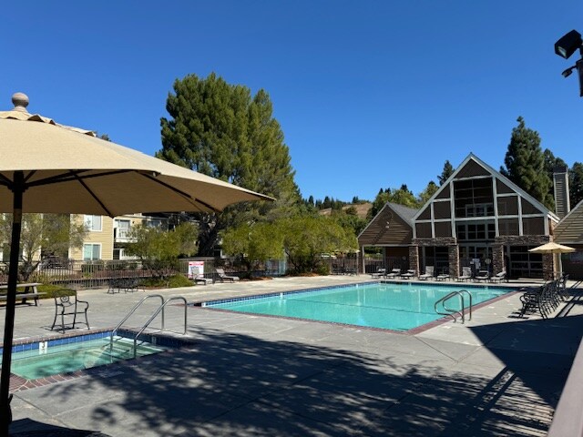 Building Photo - 120 Reflections Dr