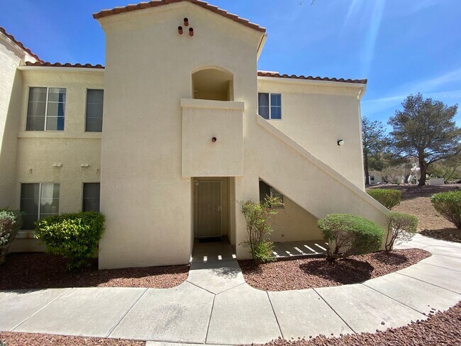 Building Photo - Charming 2Bed/2Bath 1st Floor Condo nestle...