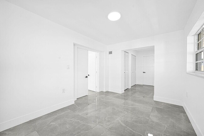 Building Photo - 4040 SW 108th Ave
