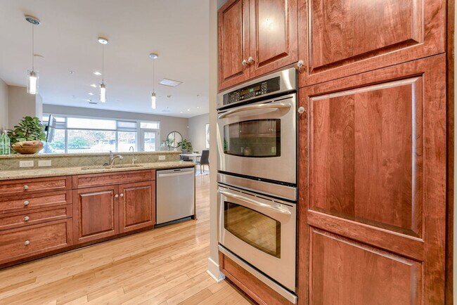 Building Photo - Prime Downtown 2-Bedroom Condo Steps from the Old Market!!