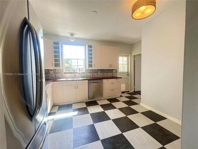 Building Photo - 2 bedroom in Miami FL 33161