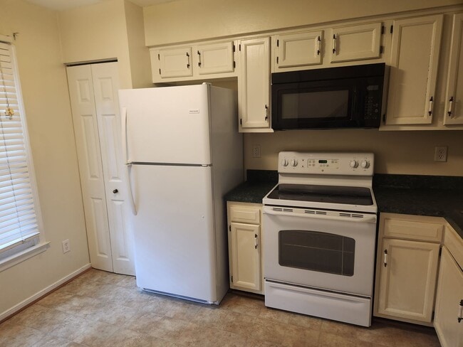 Building Photo - Townhouse Convenient to Chesterfield Court...