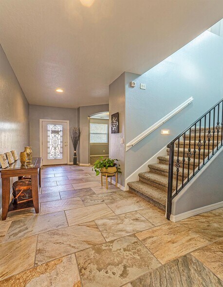 Building Photo - 125 S Manzanita Dr