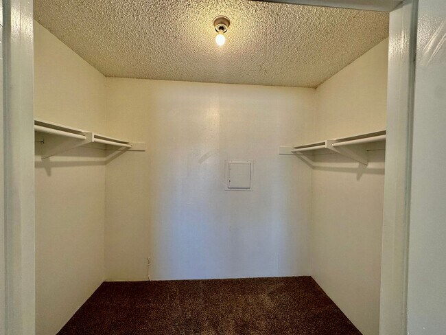 Building Photo - Spacious Upstairs 2 bedroom in Allied Gardens!