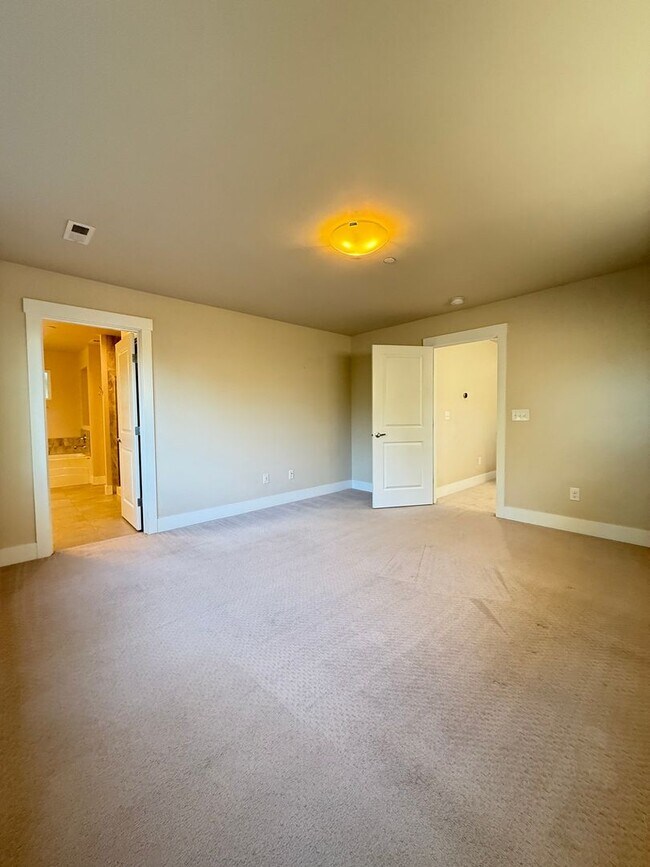 Building Photo - Modern 4 Bed, 3.5 Bath Lynnwood Home – Pri...