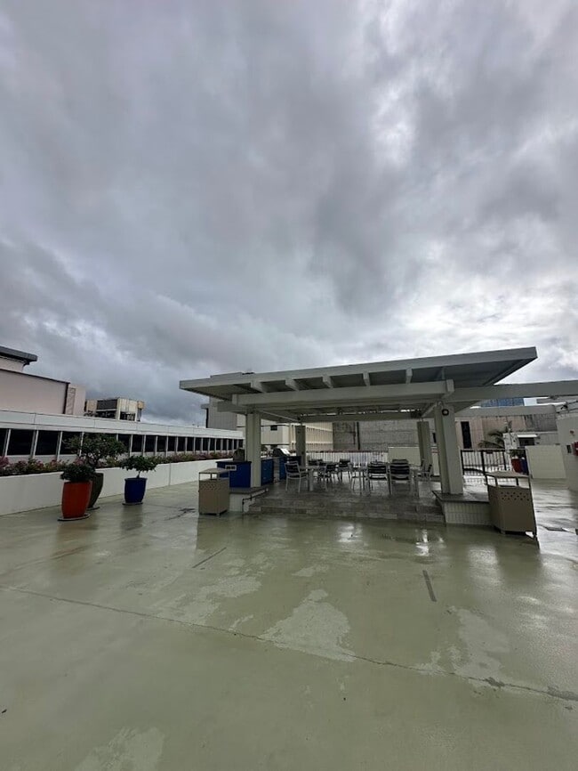 Building Photo - Harbor Square READY TO MOVE IN 1 bed, 1 bath with 1 parking, utilities included, walk to the conv...