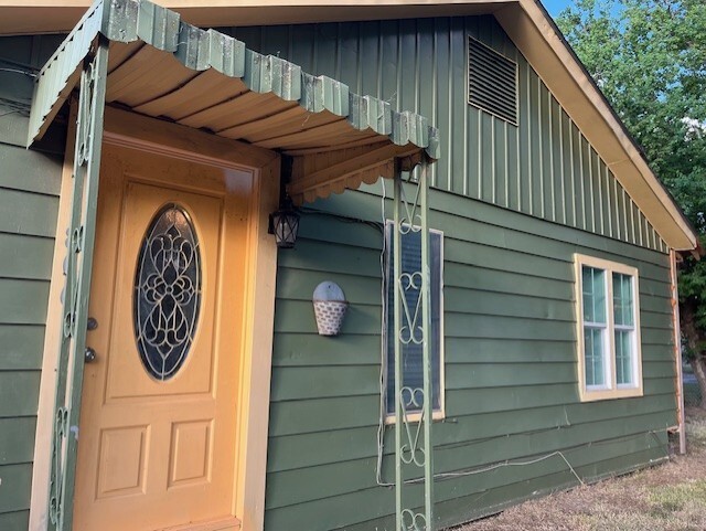 Building Photo - 1806 N Ave S