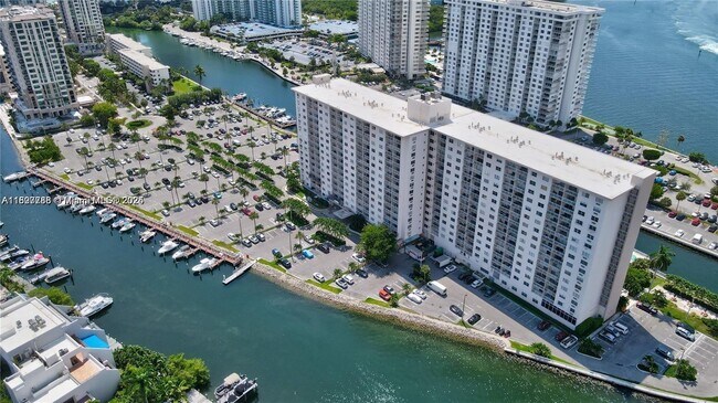 Primary Photo - 400 Kings Point Dr