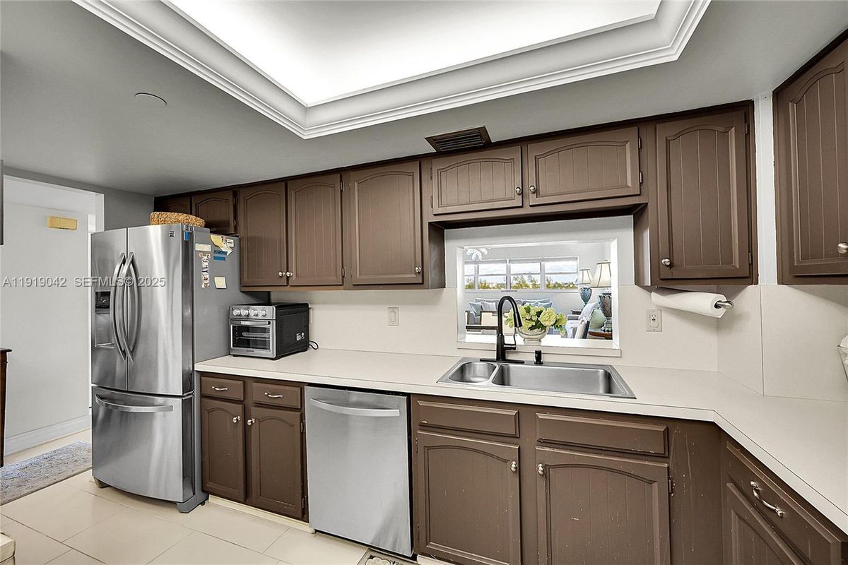 Building Photo - 3200 Port Royale Dr N