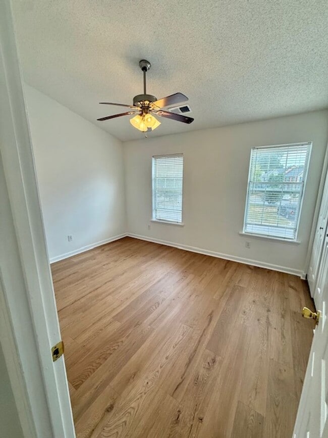 Building Photo - Fabulous Townhome in Prime Location – Comf...