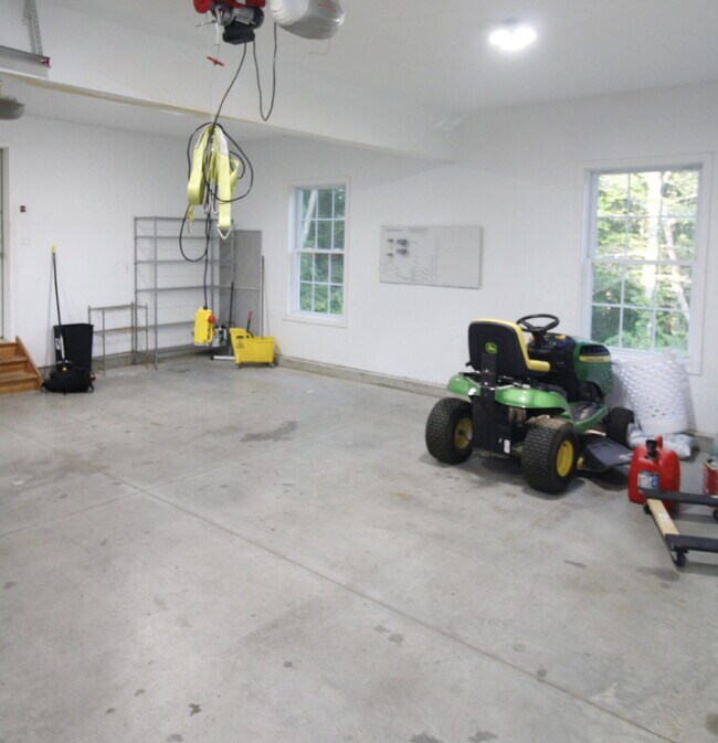 Building Photo - Privacy, Space, and Modern Comfort in Salem