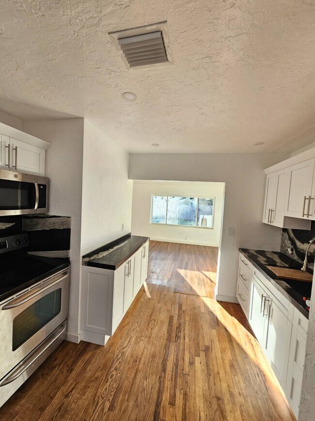 Building Photo - 300 SW 38th Ct