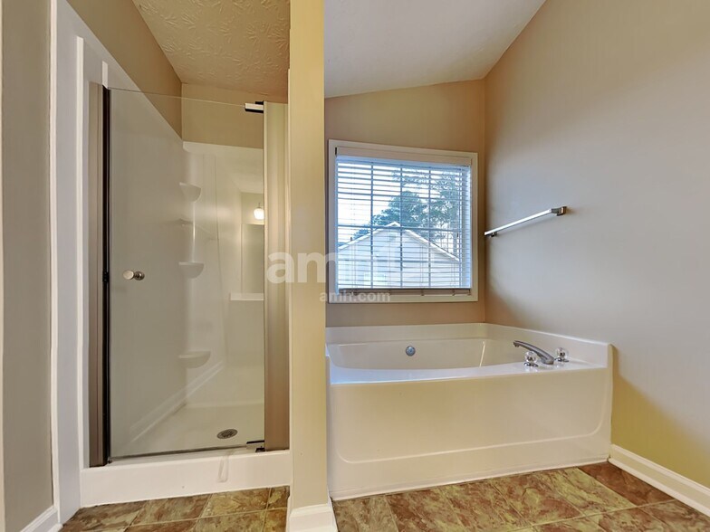 Building Photo - 732 Winbrook Dr
