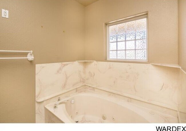 Building Photo - 4 Bedroom House Across from Golf Course!