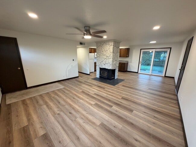 Building Photo - Great Single Level Unit- Rent Ready!!