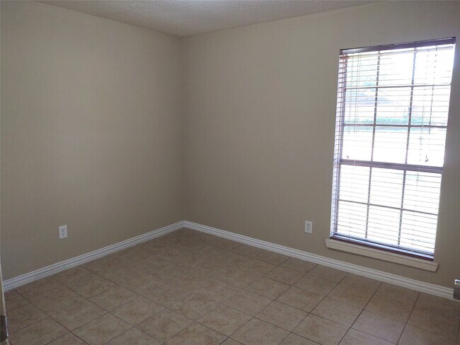 Building Photo - 2515 Heritage Colony Dr