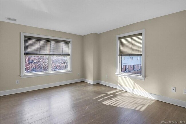 Building Photo - 109 Forest St