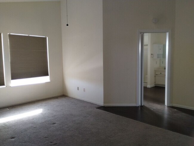 Building Photo - Executive Style Pet Friendly home