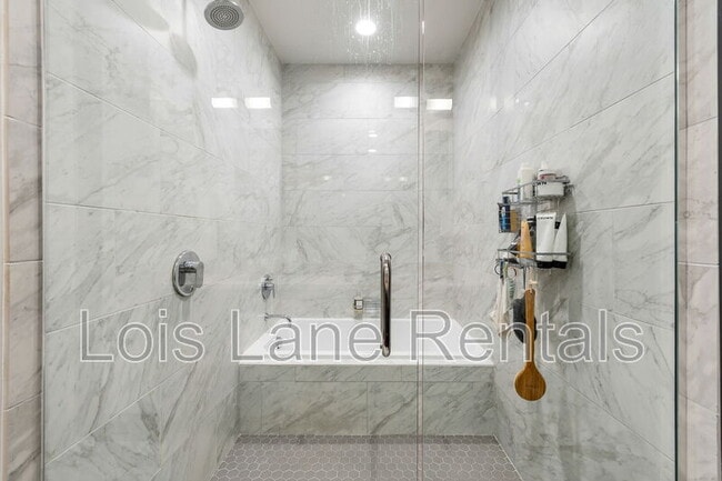 Building Photo - 5 Gadsdenboro St