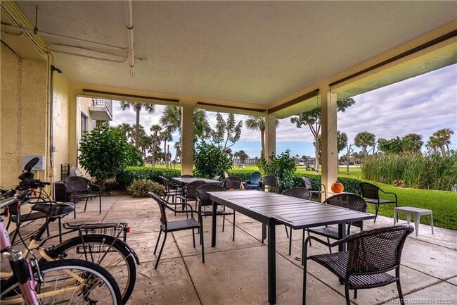 Building Photo - 5553 NE Gulfstream Way