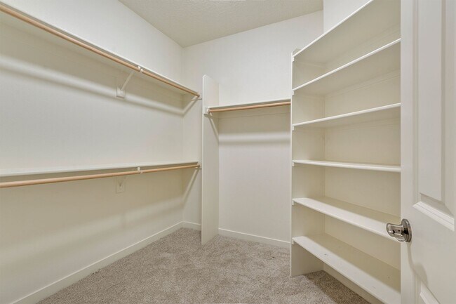Building Photo - Executive style home