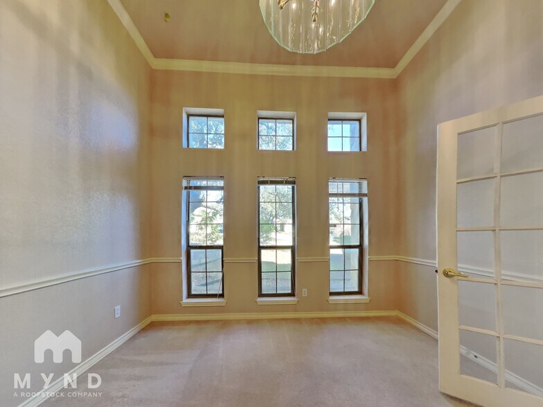 Building Photo - 914 Almadin