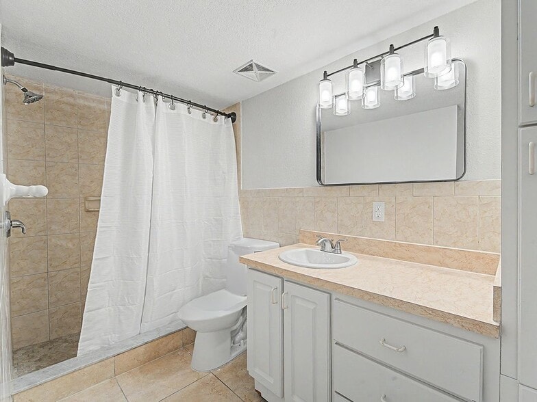 Building Photo - 6314 Newtown Cir