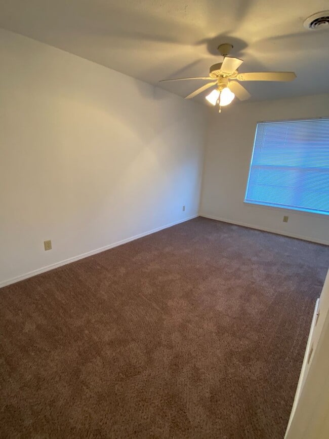Building Photo - Beautiful 3 Bedroom, 2.5 Bathroom Condo