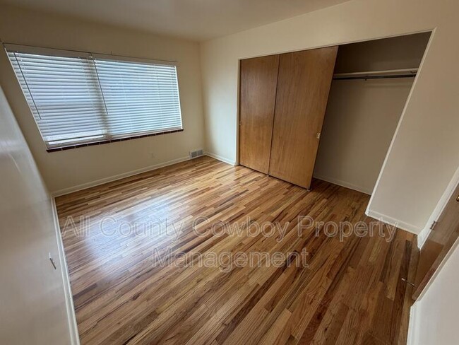 Building Photo - 700 W 1st Ave